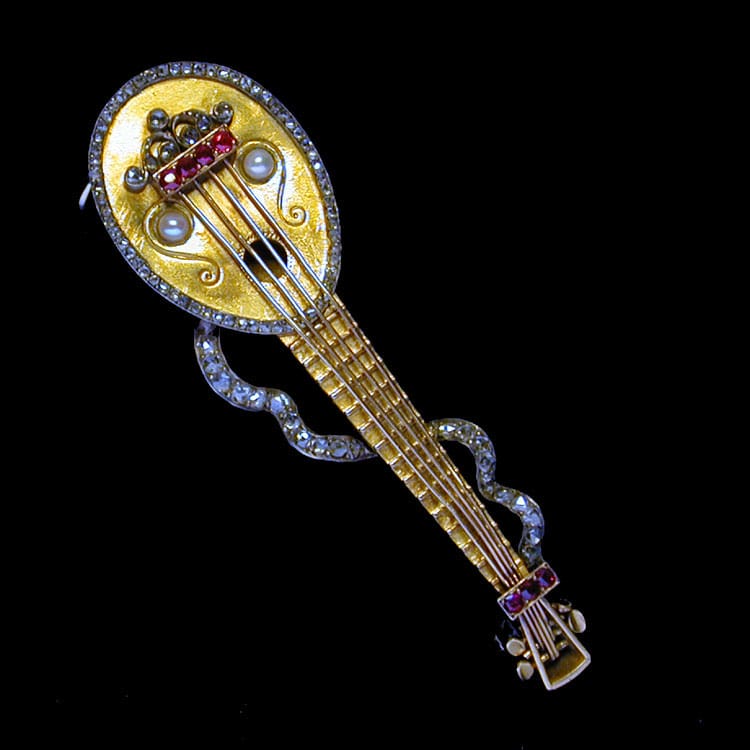 A Victorian Gold Lute Brooch