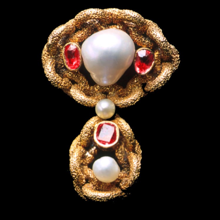 A Textured Gold Brooch Set With Pearl And Ruby